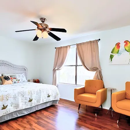 Renovated House, 1 Minute Walk To Miramar Beach